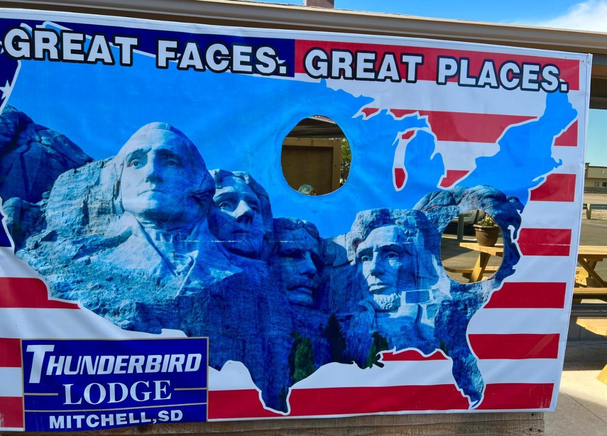 米切尔 雷鸟旅舍汽车旅馆 外观 照片